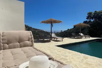 Apparently luxurious with a relaxing ambiance. Only 15 minutes from the beach