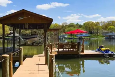 Image de Beautiful 2-bedroom house on lakefront with dock.