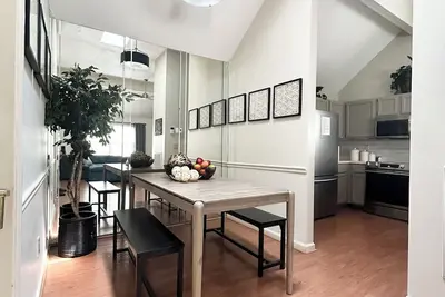 Image de 3-bedroom Cozy Flat with 1st fl Master & bath in wonderful Madison.