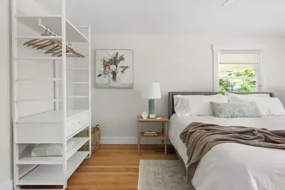 Image de Luxury King Suite, 125-yr old historic home, 2 blocks from Main St.