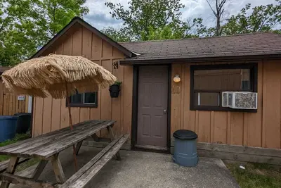 Image de Traditional Tiny Wood Cottage #10 Camping style Cottages 5 minutes to the beach!