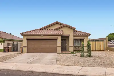 Image de Inviting, Clean & Cozy Retreat: Relax & Refresh in the Hot Tub or Play Sports!