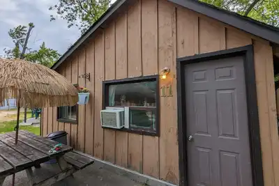 Image de Traditional Tiny Wood Cottage #11 Camping style Cottages 5 minutes to the beach!