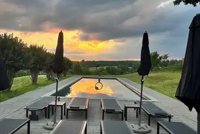 Image de Charming Charlottesville  2 bedroom house with Pickleball, Pool & Bocce Ball