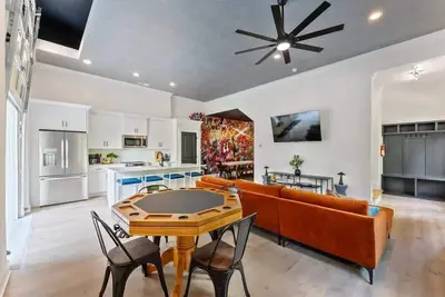 Image de Family 4br Retreat | Hot Tub & Arcade | Near City