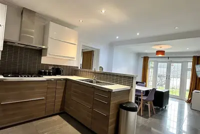 Image de Modern 7 Bedroom 7 Bed Home