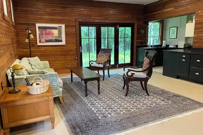 Image de 1890's Carriage House with Pond and Wood