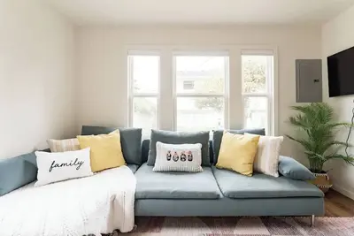Image de Charming light-filled cottage near airport & Dt