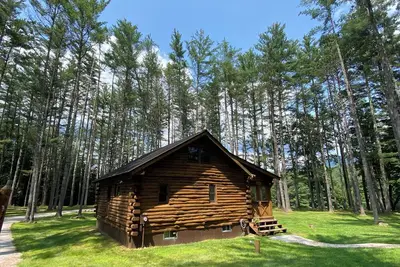 Image de Riverfront Log Cabin with Mountain Views - Hot Tub & Wood Burning Fireplace