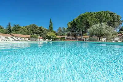 Image de Mazet en pierres dans résidence avec piscine