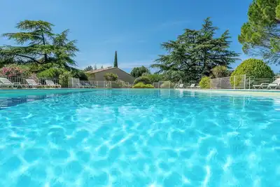 Image de Petit T2 provençal avec terrasse privative