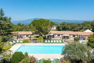 Image de T3 en pierres dans résidence arborée