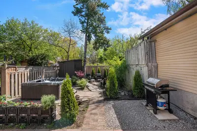 Image de Entire Home, Newly Renovated, Sleeps 6, Upper Beaches with Hot Tub and Parking