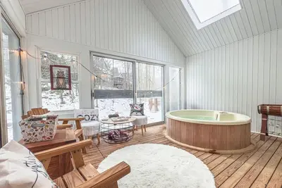 Image de Spacious 4 Br 3 Bath Home in Poconos w/ Lake Club Access and Hot Tub