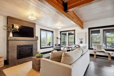 Image de Modern Lakefront Cottage Minutes from Gravenhurst and Muskoka Bay Club