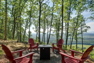 Image de The Crow's Nest: huge balcony, fire pit, pets welcome, fireplace, stunning view!