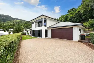 Image de A private, beautiful sanctuary next to the forest，15min away from the Airport.