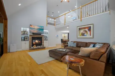 Image de Gorgeous home close to everything! Dog-friendly.