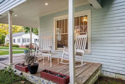 Image de Historic 2br Retreat • Walk to Eats • Porch and Yard