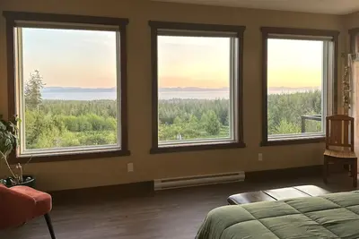 Image de Private spacious suite w/ stunning ocean views, large deck, close to beach