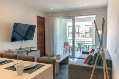 Image de Tiffany's Luxe 2-Bedroom Retreat, Steps from the Beach