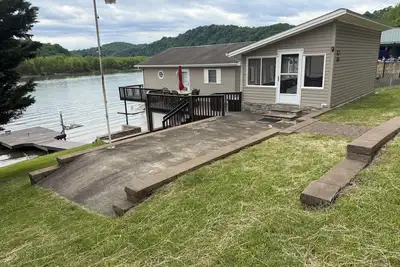 Charming 2-bedroom house with private dock in  Draper Va on Claytor Lake