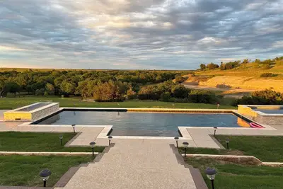 Image de Charming 4-bedroom farmhouse in lovely Aledo with Pool, Hot Tub & Fire Pit