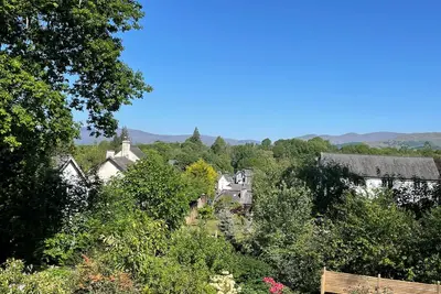 Image de Bright, spacious family house. 10 minutes from the lake. Sleeps 6-8 & 1 dog.