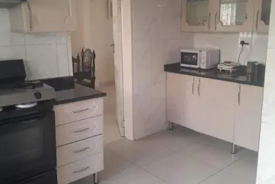 Image de Nice 3-bedroom house with WiFi, Ac spacious surroundings close to shops & Mall