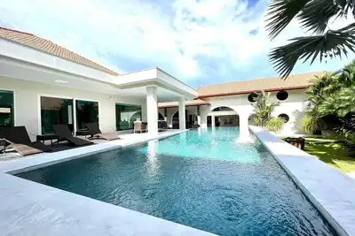 Luxury Tropical Pool Villa – 5 Bedrooms, Perfect for Families & Groups
