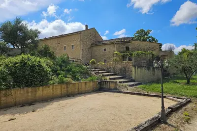 Image de Gîte à la campagne dans mas en pierre, au clame avec piscine partagée