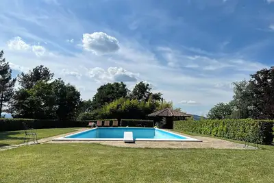 Image de Tenuta il Bricco, villa de luxe avec piscine privée et parc, vue panoramique.