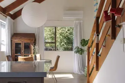 Image de A classic 1970s Kiwi Bach designed by Chaplin's Architects