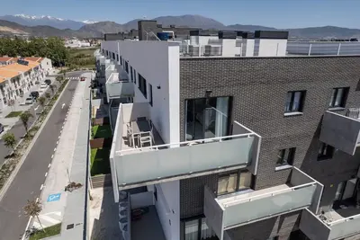 Image de piso entre el mar y la montaña