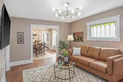 Modern 6br Near Syracuse U, Destiny & Zoo Sleeps 18
