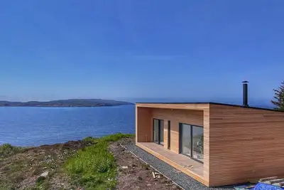 Image de New Luxury 1 bedroom house with breathtaking ocean + mountain views. West bothy