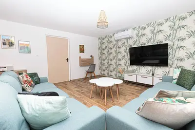 Image de Tranquil Pool House Retreat on the Edge of a Forest