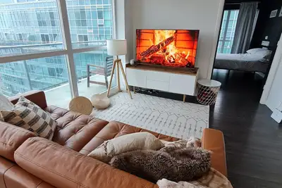 Image de Stylish retreat in prime location with lakeview