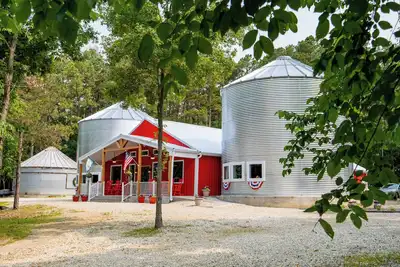 Image de Sleeps 8  in a 2-story grain bins  (2 queen beds, 1 queen bunk bed and  2 full bathrooms; each grain bin level has its own full bathroom) All guests of the Hermann Grain Bins have full access to the full service kitchen, dining area, living room comp
