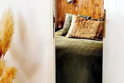 Image de maison dans résidence privée avec jardin, parking privatif et piscine partagée