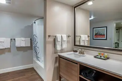 Image de 2-bedroom suite which has full kitchens and baths, master bedroomsand more.