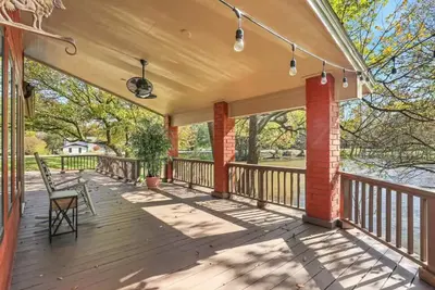 Image de Lakeside Lodge with Scenic Views & Outdoor Deck