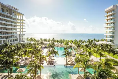 Image de Luxurious 2-bedroom swim-up suite at Garza Blanca's 5 Diamond Resort.