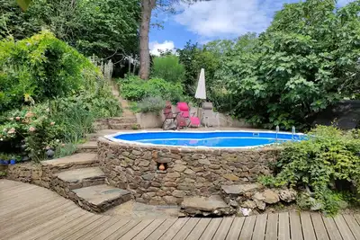 Image de gîte dans un écrin de verdure