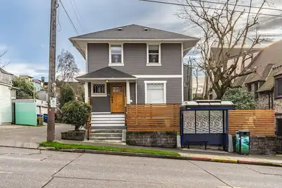 Image de 2-bedroom condo in heart of Capitol Hill, Lightrail & Parking