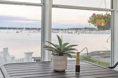 Image de Waterfront 2-bedroom apartment in Beach Cottage with WiFi, Ac Central Ri Locale