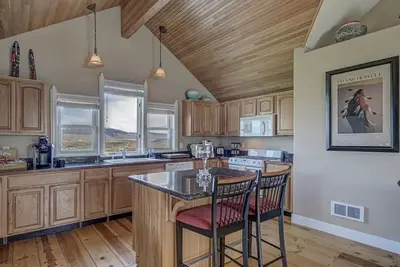 Upscale Apartment with Panoramic Views