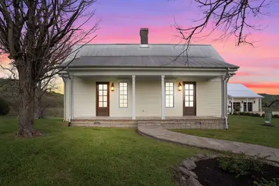 Image de An Upscale 1800's Couple's Retreat on Private Acreage with Breathtaking Views