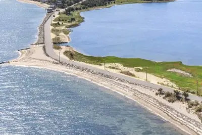 Image de Adorable 3-bedroom cottage on magical Gerard Drive in East Hampton