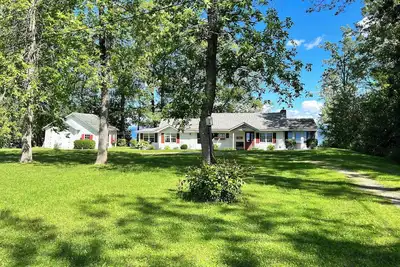 Image de Private 151’ waterfront cottage, 3+bedrooms, two enclosed porches  in Willsboro